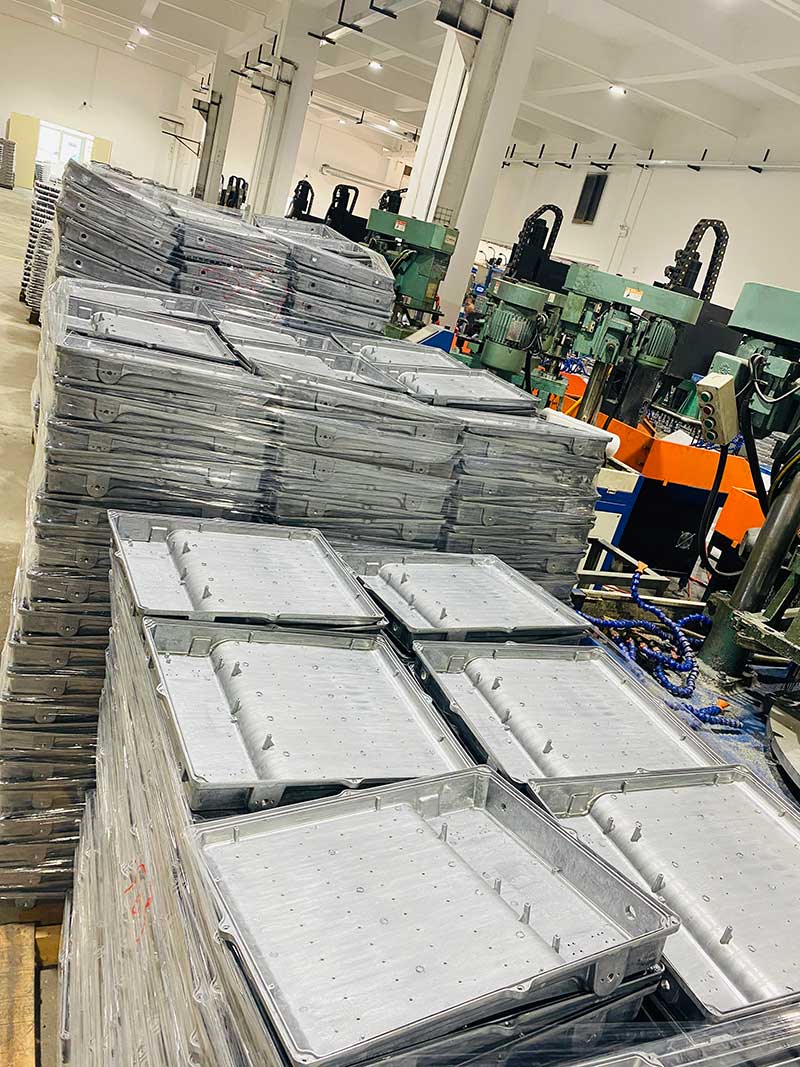 die-cast-floodlight-omah